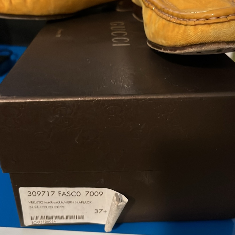 Yellow gold loafers with silver colored horsebit. - Picture 3 of 3